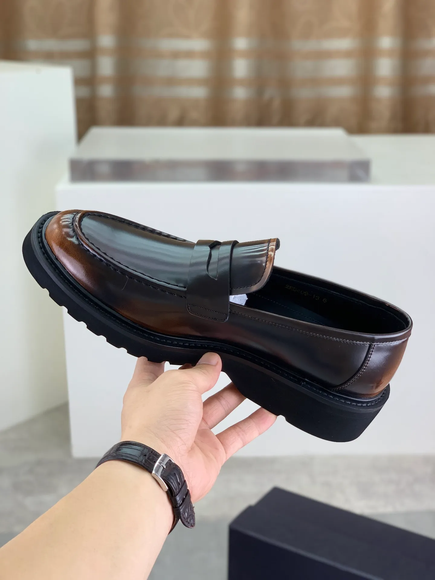 Factory price P880💰Original quality, top version🔱 ＰＲＡＤＡPrada. Men’s business casual leather shoes, top quality products. 1:1 shipment⬆️Luxurious and noble👞All imported original color-brushed edge beads, just to create a more comfortable wearing experience. Upper: Original comfortable open-edge bead rubbed color calfskin➕Top imported water-dyed full cow lining, original high-end lightweight and comfortable TPU foam combination bottom✔️Code number: 39-44 (38 45) 46 47 can be customized)